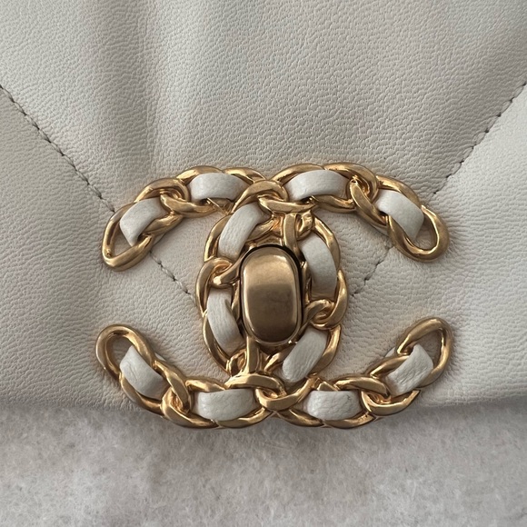 CHANEL 19 WHITE BNIB SIZE SMALL - Picture 6 of 10
